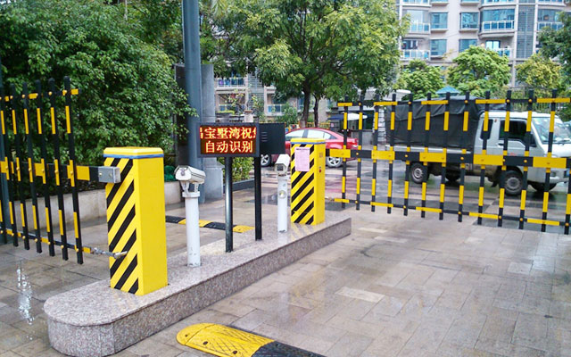 小區收費停車場智能車牌識別安裝道閘