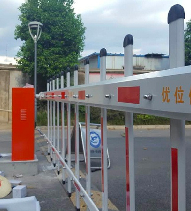 智能停車場入口道閘安裝現場