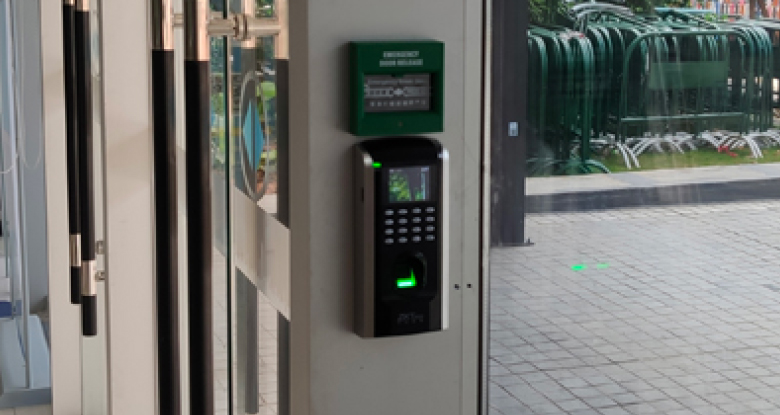 觸摸屏指紋門禁考勤一體機系統